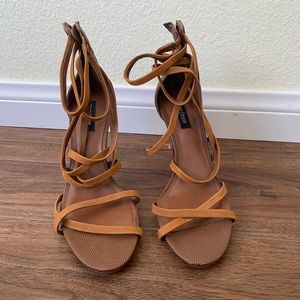 WHITE HOUSE BLACK MARKET AVIANNA HEELS SIZE 9